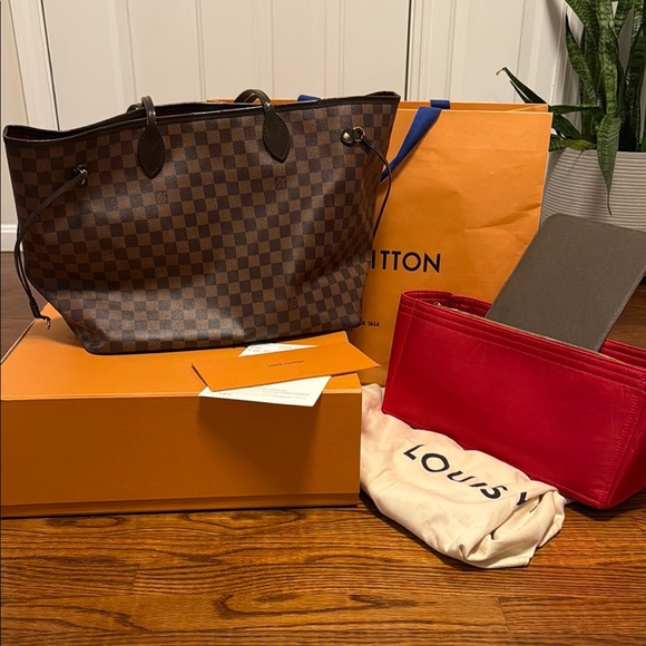 Louis Vuitton GM Neverfull
Damier Ebene Tote Bag Bundle (Authentic) - Picture 1 of 12